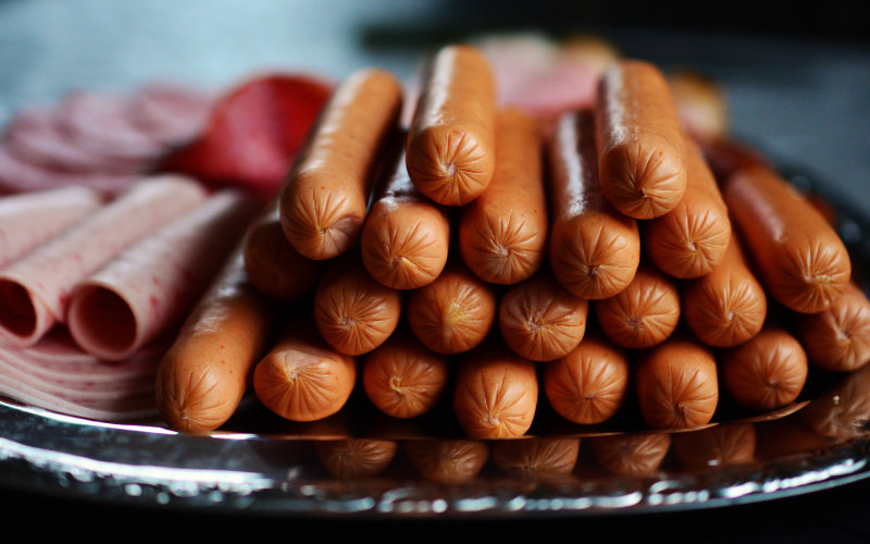 hot dogs and other meat on a platter